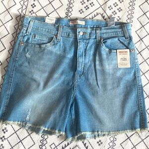 Levi’s Jean Short. NWT. Size 18